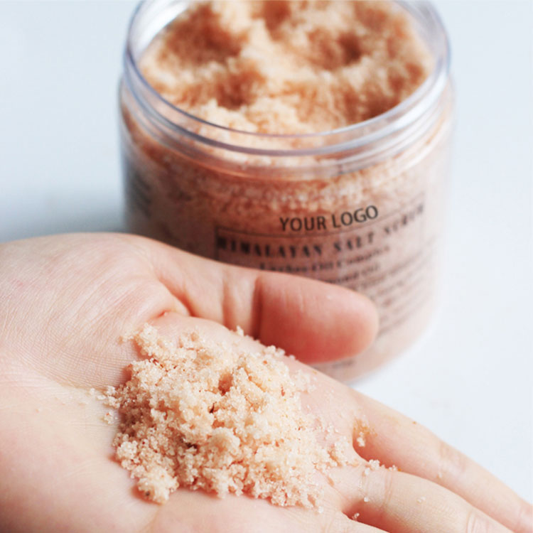 Jak může solný peeling změnit vaši rutinu péče o pleť a odhalit zdravější a hladší pleť